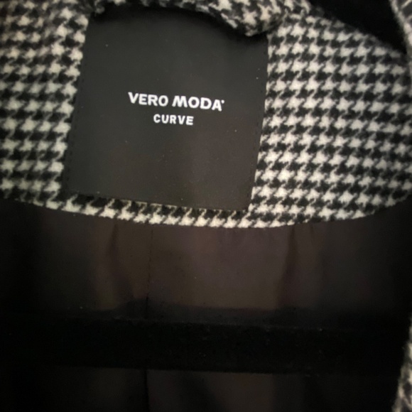 Vera Moda Curve Houndstooth Blazer - Picture 6 of 12